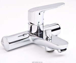 Змішувач одинважільний для ванни з коротким виливом Hansgrohe колекція Focus E2 хром 31940000