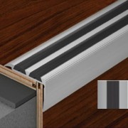 Алюмінієвий протиковзкий кут Salag 0.91 м срібний анодований/чорний SА1111