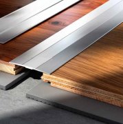 Алюмінієвий поріг Salag Stratus S08 з самоклеючою стрічкою 0.91 м срібний анодований S08E11